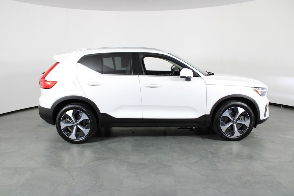 2025 Volvo XC40 B5 Plus Bright Theme