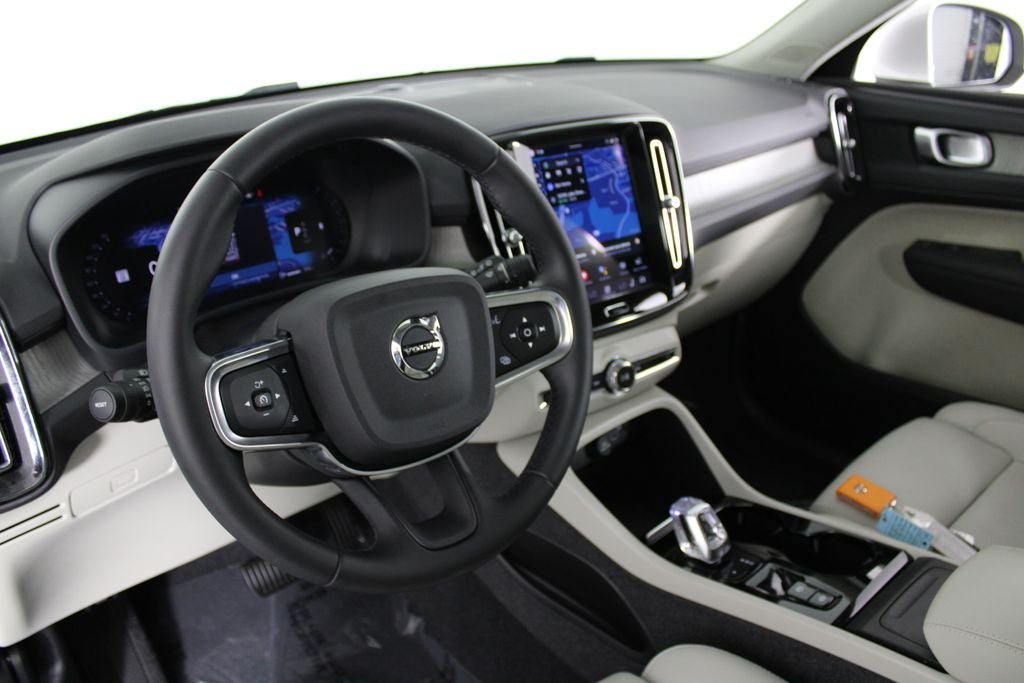2025 Volvo XC40 B5 Plus Bright Theme