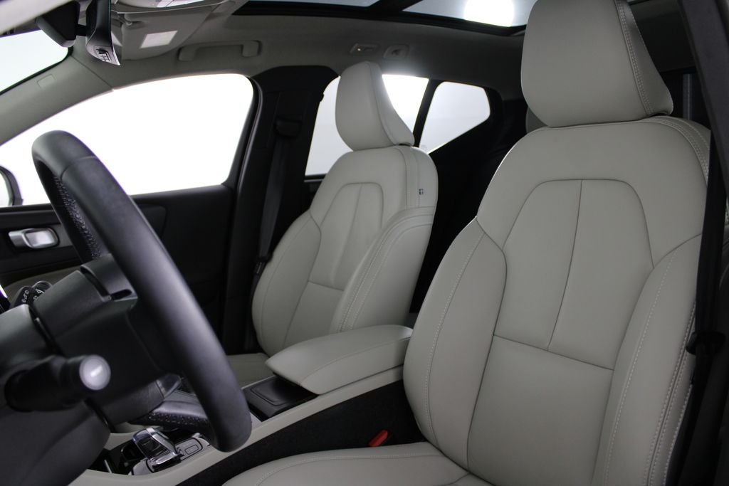 2025 Volvo XC40 B5 Plus Bright Theme