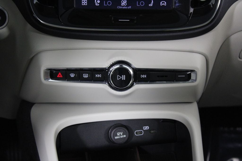 2025 Volvo XC40 B5 Plus Bright Theme