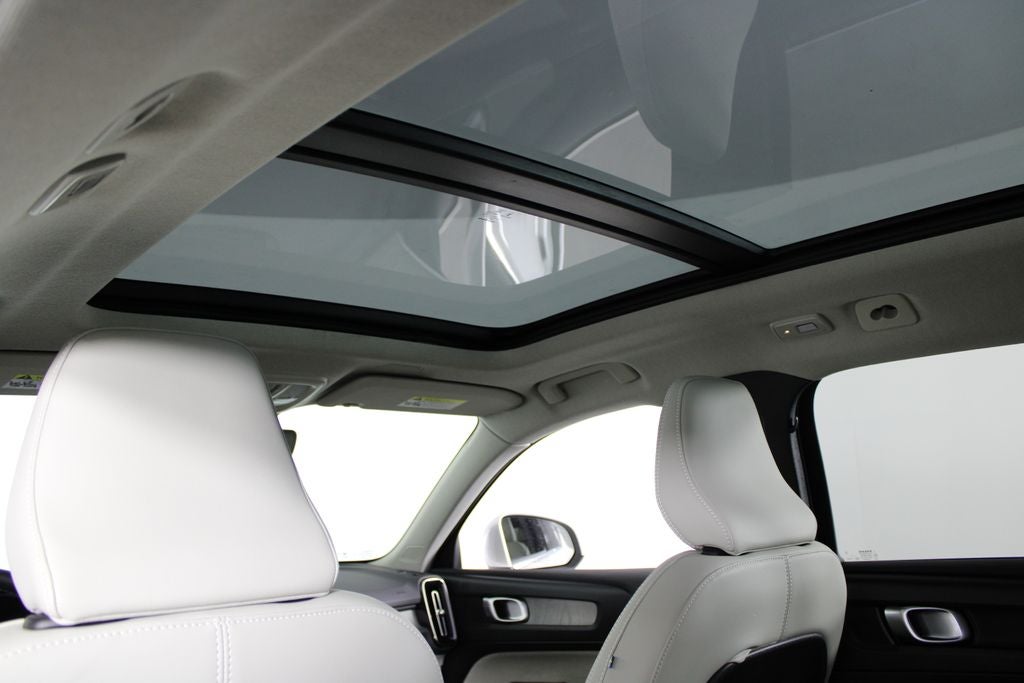 2025 Volvo XC40 B5 Plus Bright Theme