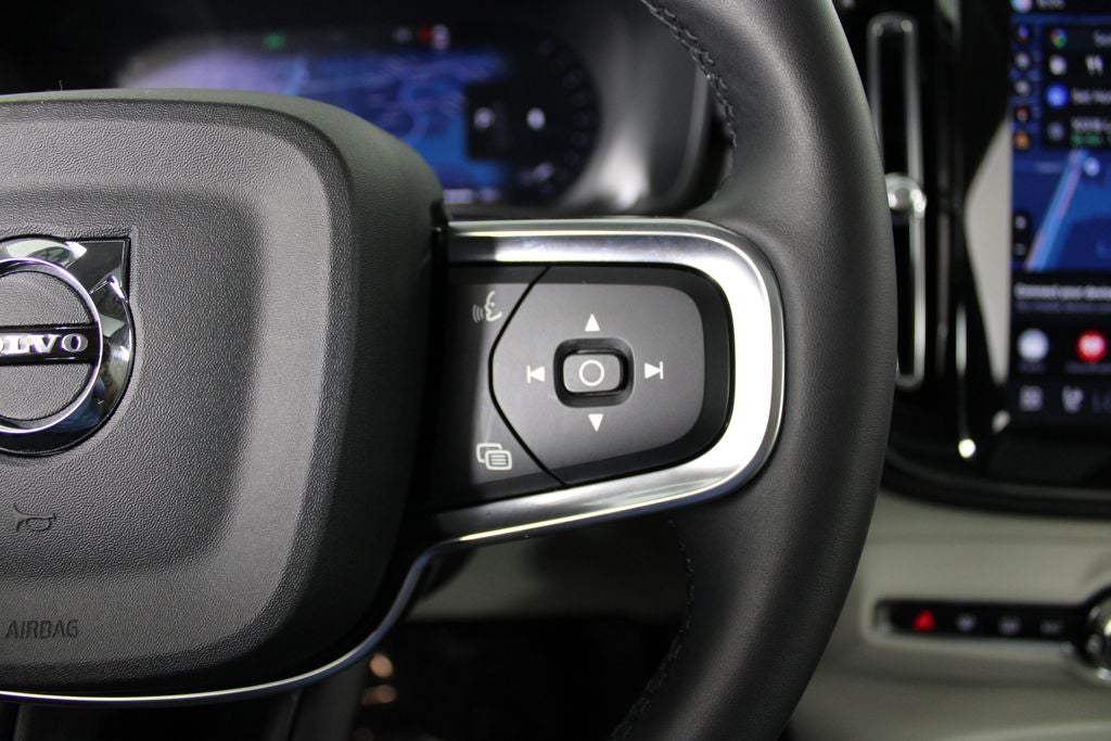 2025 Volvo XC40 B5 Plus Bright Theme