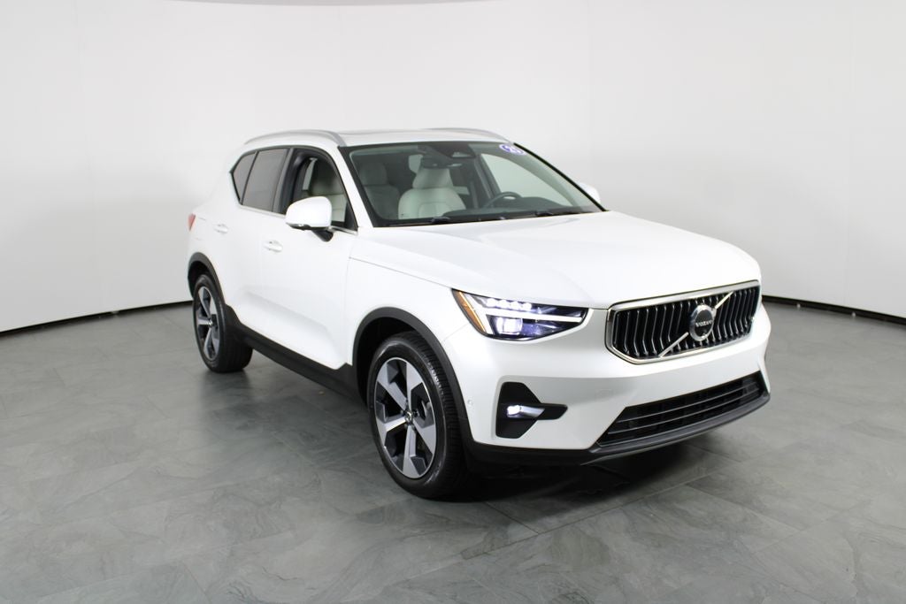 2025 Volvo XC40 B5 Plus Bright Theme